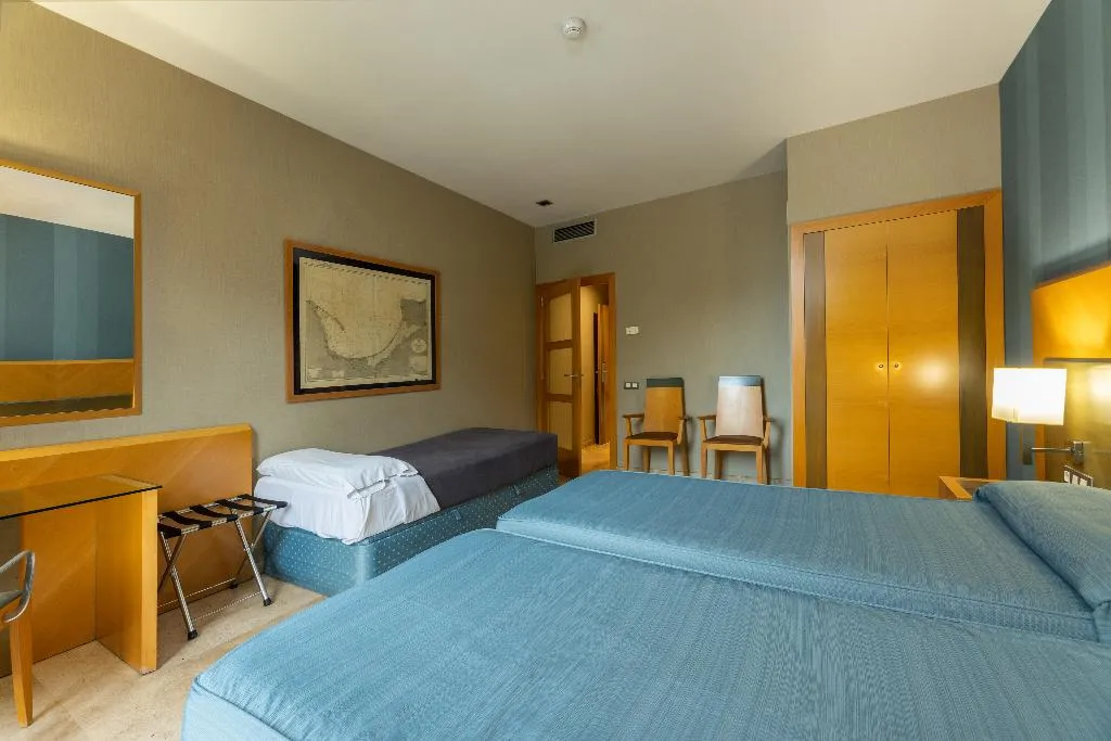 TRIPLE WITH BALCONY Room, Del Mar, Barcelona