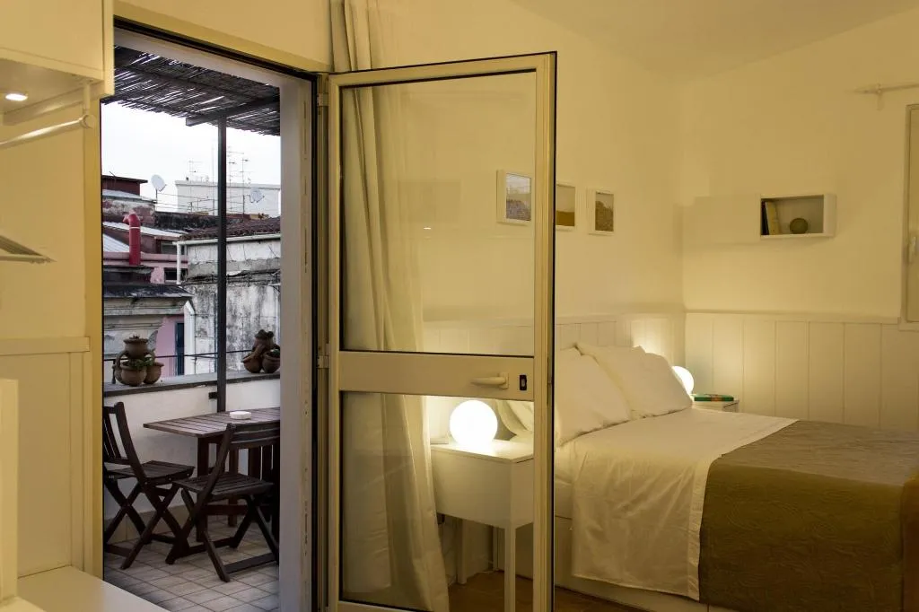 Room, Sui Tetti Di Napoli, Naples