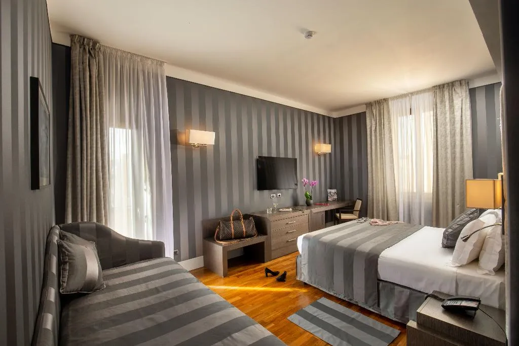 SUITE WITH TERRACE Room, Monti Palace Hotel, Rome
