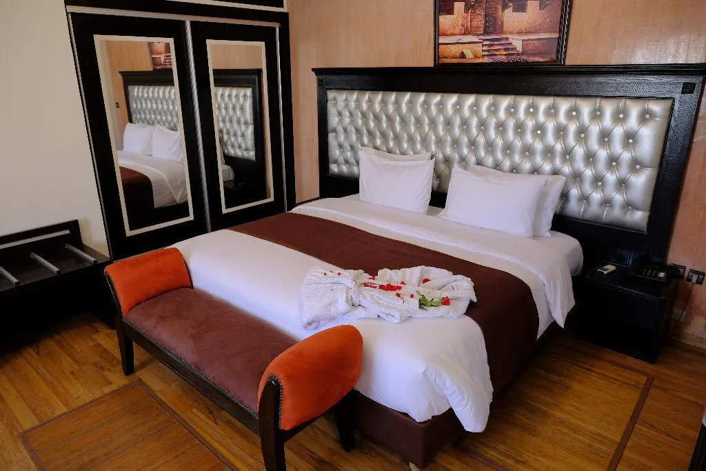 Room, Washington, Casablanca