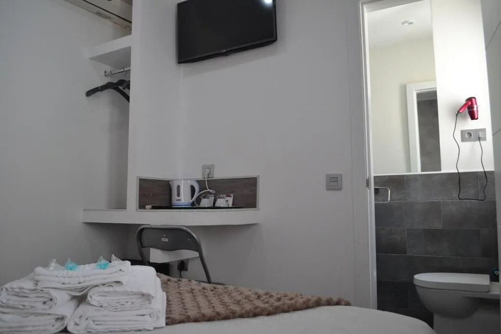 Room, Hostal Meyra, Madrid