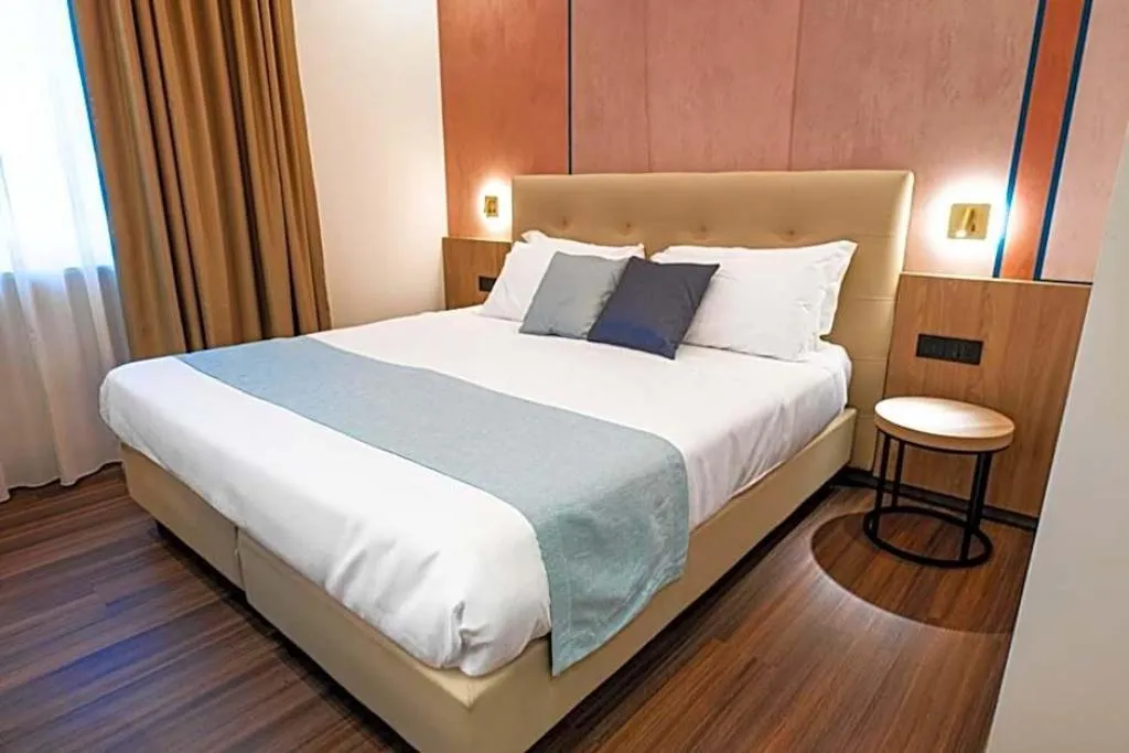 Room, Hotel Vittoria, Naples
