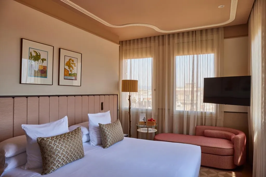 DOUBLE SINGLE USE DELUXE WITH VIEWS Room, Grand Hotel Central, Barcelona