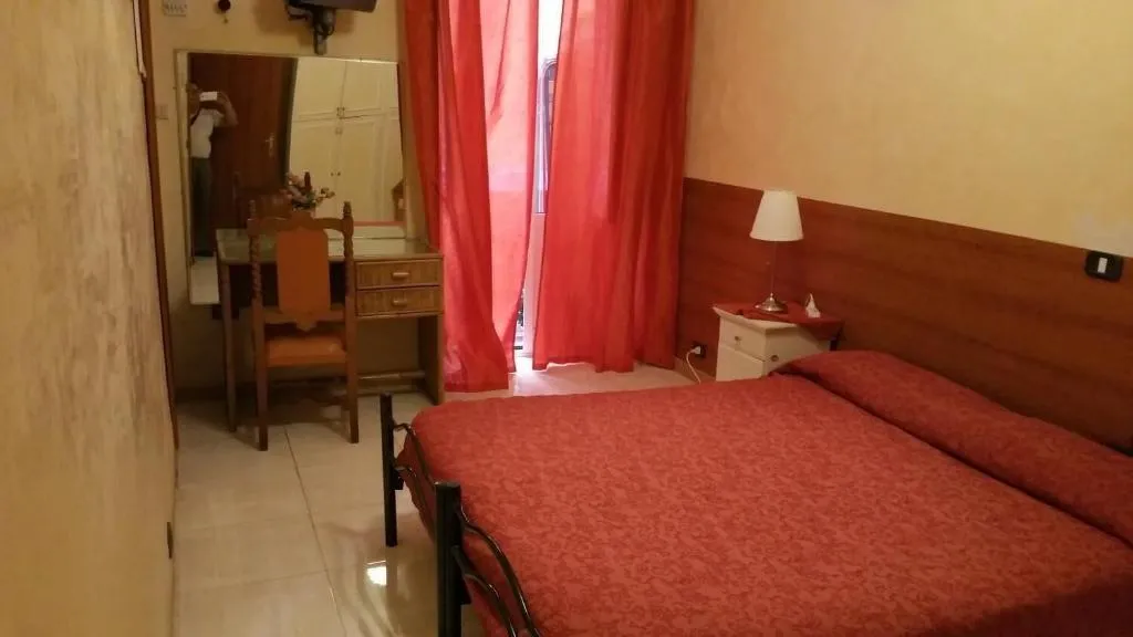 Room, Roma Termini 89, Naples