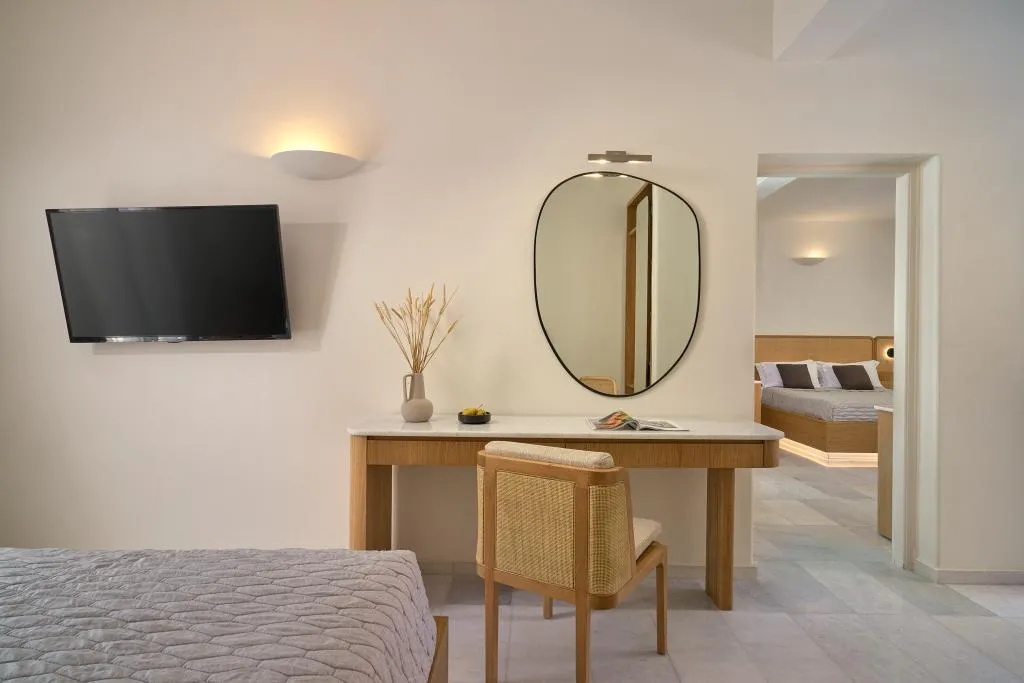 FAMILY ROOM DELUXE WITH PRIVATE POOL Room, Ios Palace, Santorini