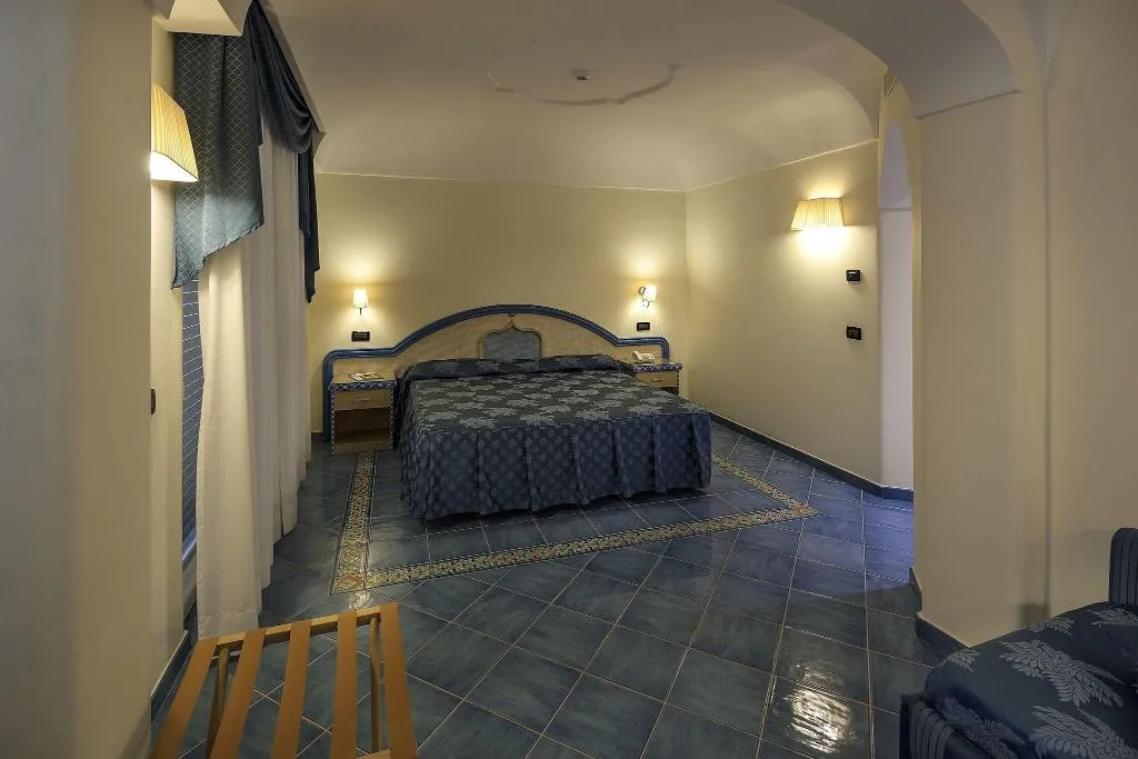 DOUBLE CLASSIC QUEEN BED Room, Sorriso Thermae Resort & Spa, Naples