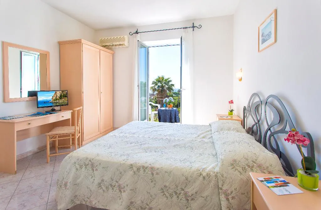 Room, Eden Park, Naples