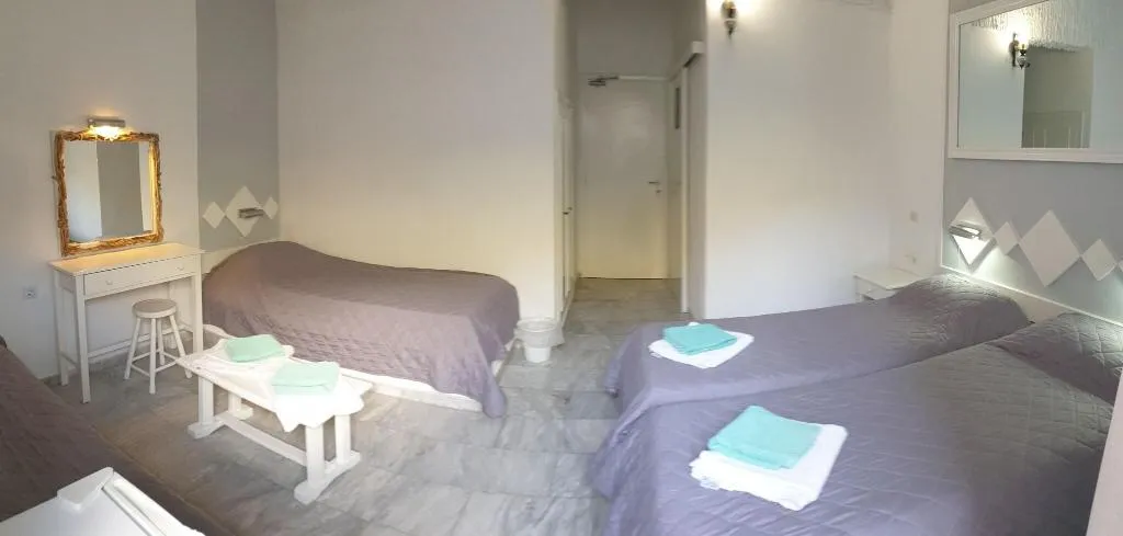 QUADRUPLE MOUNTAIN VIEW Room, Porto Castello, Santorini