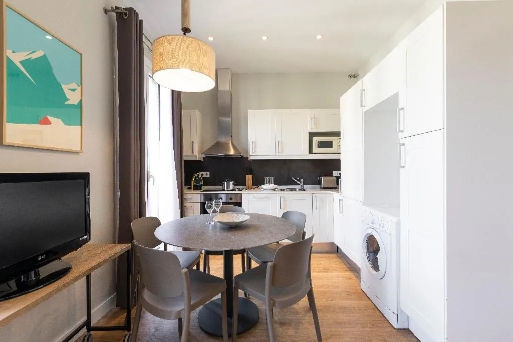 APARTMENT TWO BEDROOMS TWO BATHROOMS Room, Aspasios Urquinaona Design, Barcelona