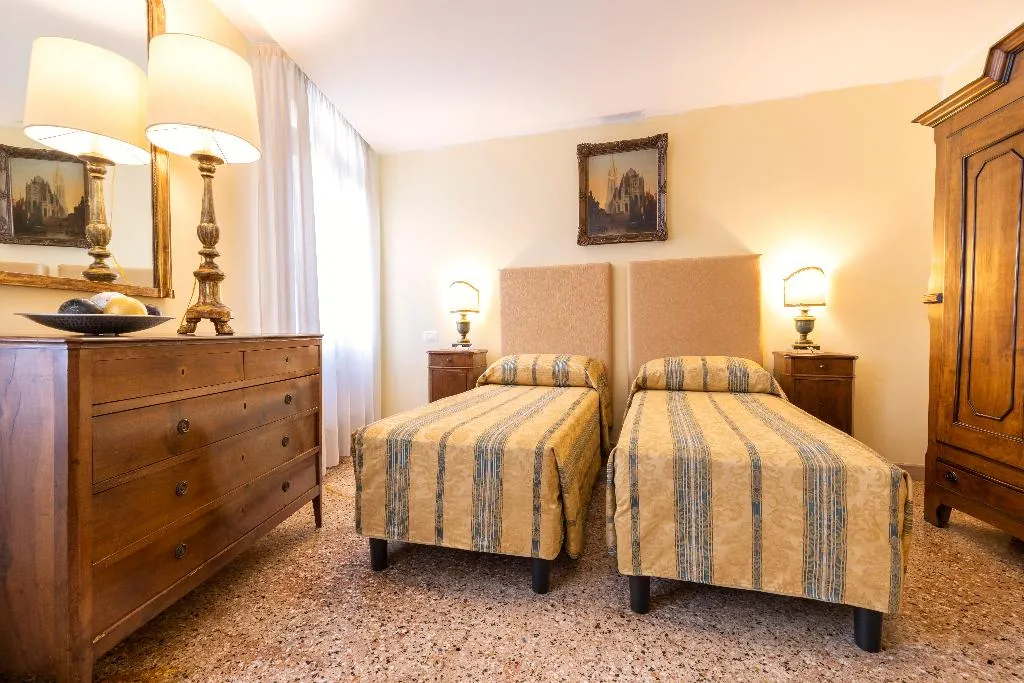 APARTMENT CANAL VIEW Room, Palazzo Schiavoni Residenza d'Epoca, Venice