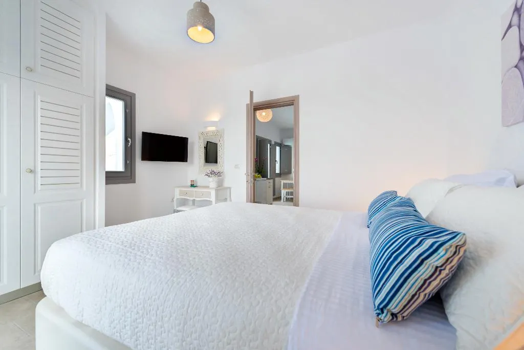 SUITE WITH PRIVATE POOL Room, White Harmony Suites, Santorini