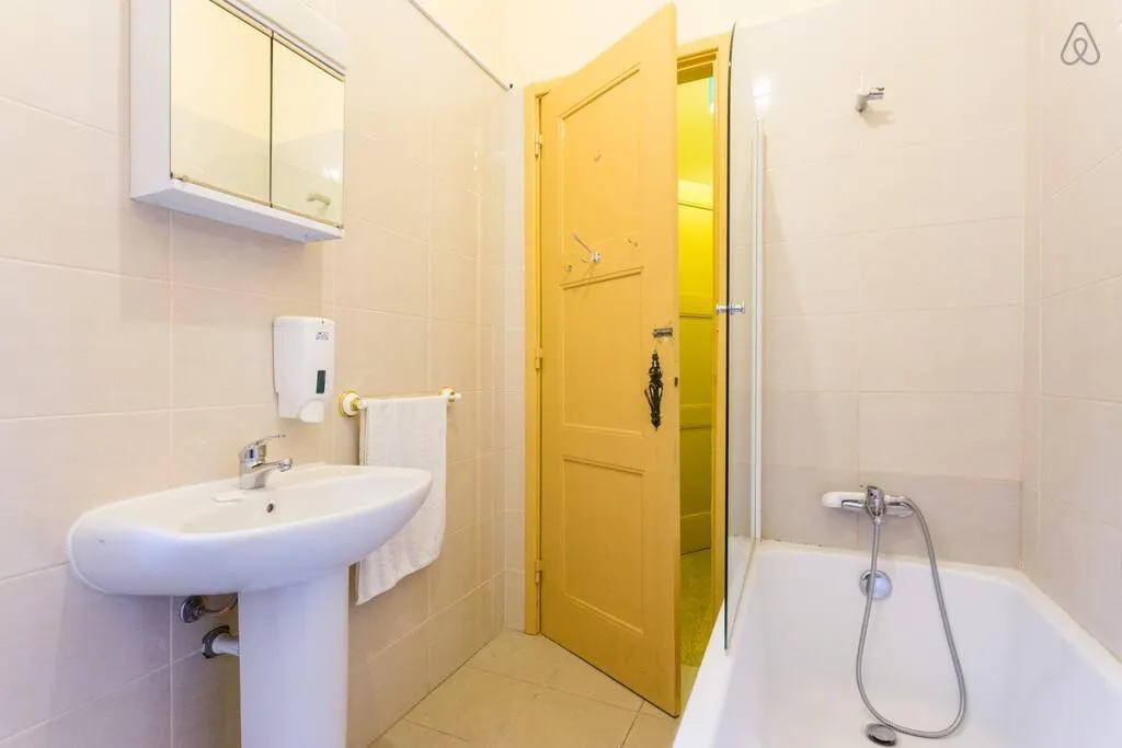 TRIPLE WITH SHARED BATHROOM Room, Well’Come! to The Backyard House, Algarve