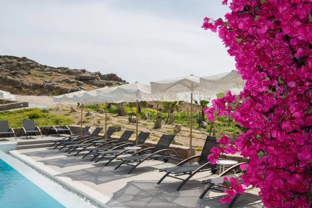 Sports and Entertainment, Bianco A Nero, Mykonos