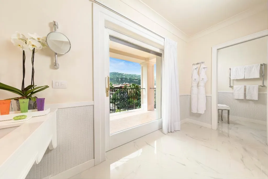JUNIOR SUITE WITH JACUZZI WITH VIEWS Room, Grand Hotel Royal, Naples