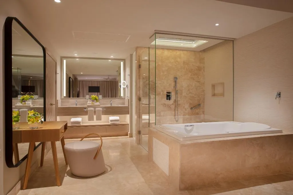 SUITE OCEAN FRONT WITH BALCONY Room, Breathless Cancun Soul Resort & Spa, Cancun Area