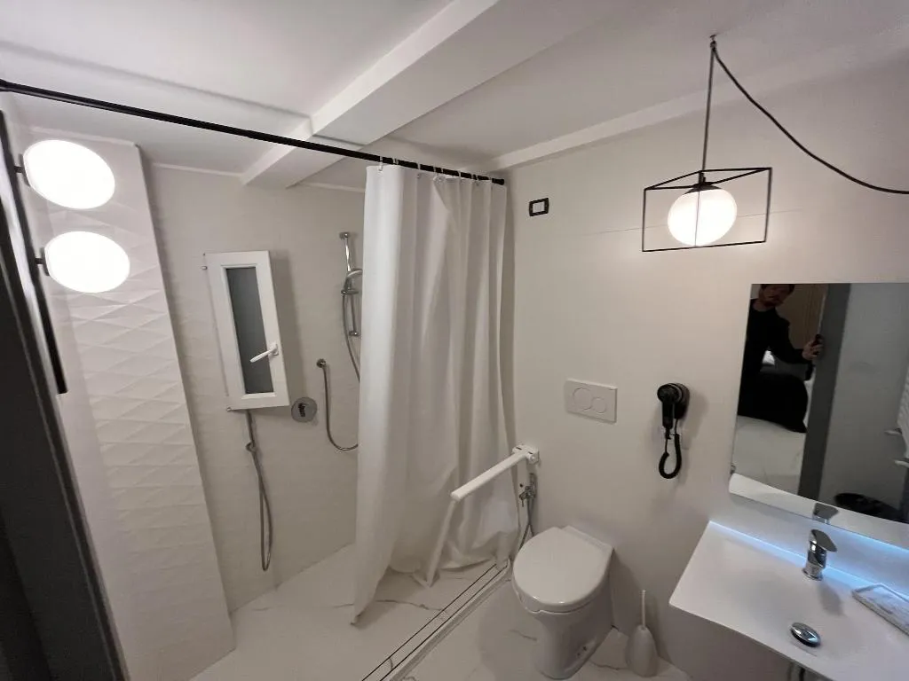 Room, Rettifilo 311, Naples