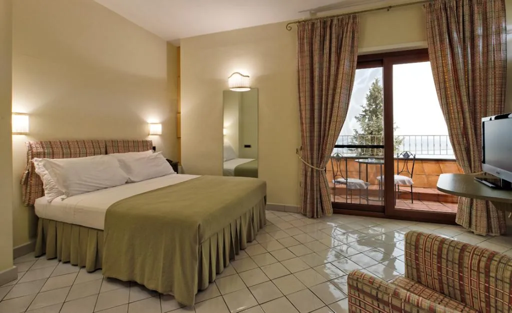 DOUBLE CLASSIC WITH TERRACE Room, Hotel Villa Poseidon, Naples