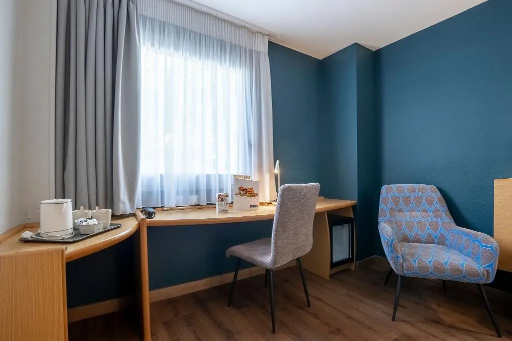 Double or Twin CAPACITY 3 Room, Travelodge Alicante Puerto, Costa Blanca