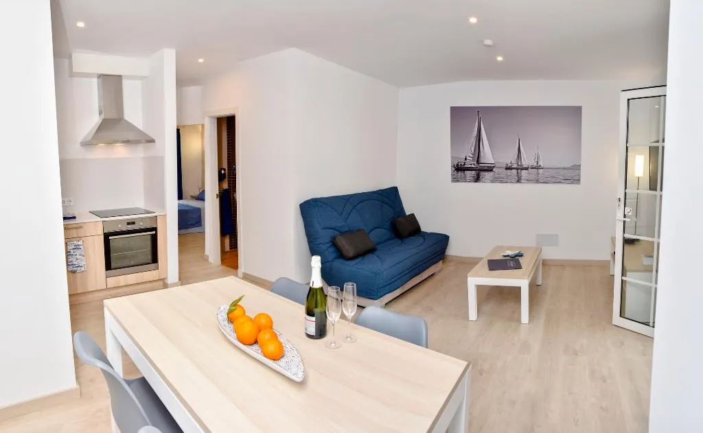 Room, Maribel, Menorca