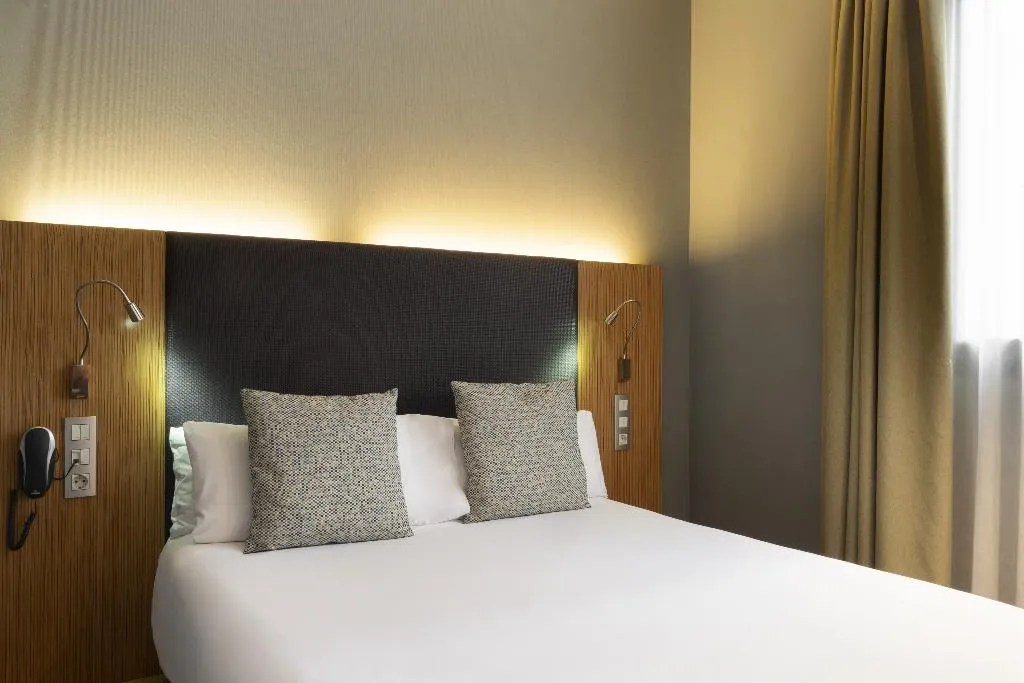 DOUBLE SINGLE USE BASIC Room, Petit Palace Tres Cruces Spain, Madrid