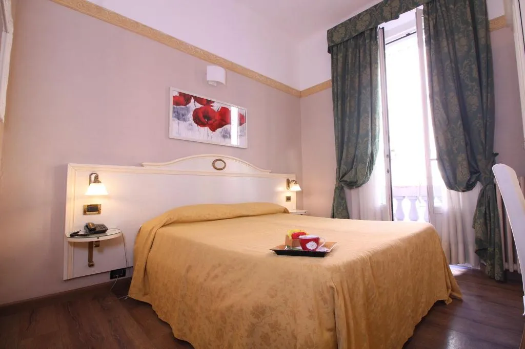 Room, Charly, Milan