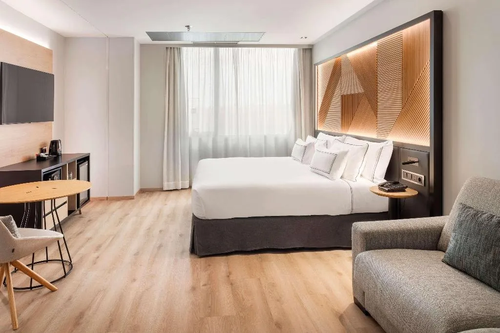 DOUBLE PREMIUM QUEEN BED Room, Melia Avenida America, Madrid