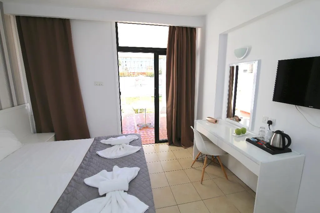 DOUBLE POOL VIEW Room, Lantiana Napa, Cyprus