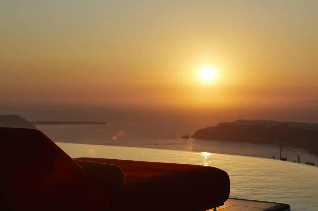 Sports and Entertainment, White Pearl Cavalieri, Santorini
