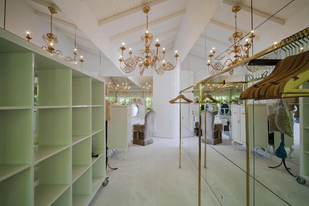 Room, Sabrina's Haus, Dalaman