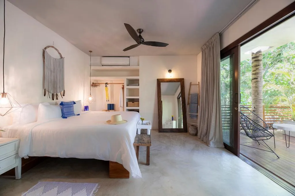 JUNIOR SUITE DELUXE WITH BALCONY Room, Lula Seaside Boutique Hotel, Cancun Area