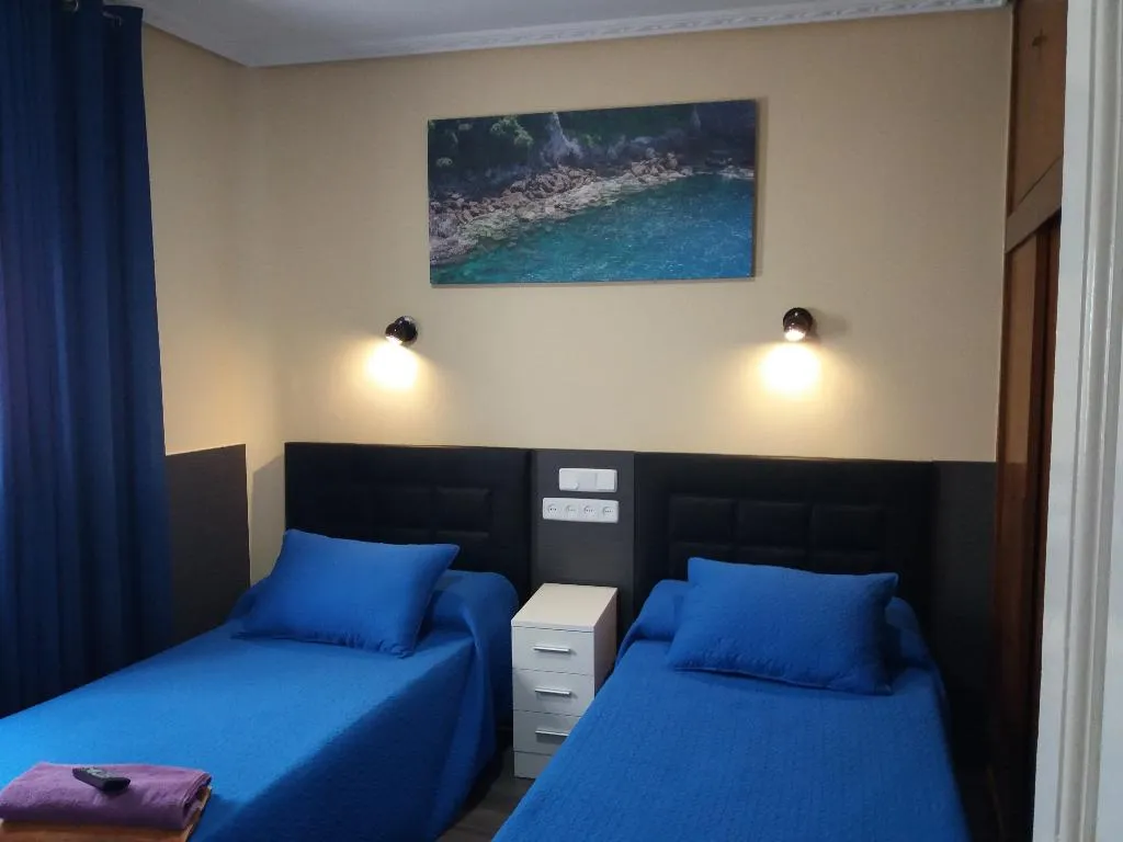 TWIN WITH SHARED BATHROOM Room, Hostal Numancia, Madrid