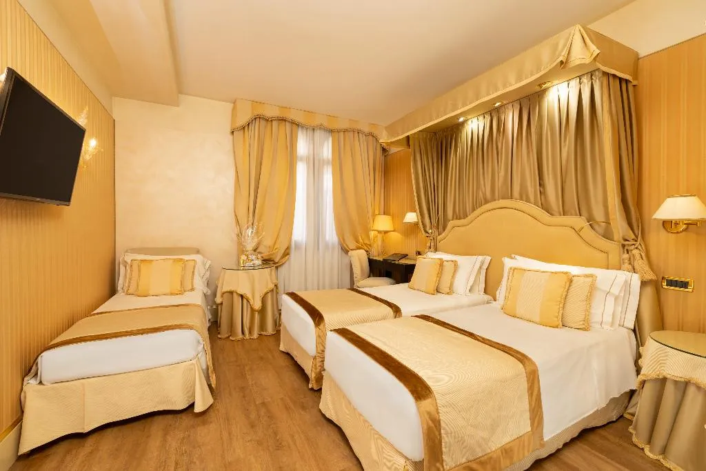 TRIPLE DELUXE Room, A La Commedia, Venice