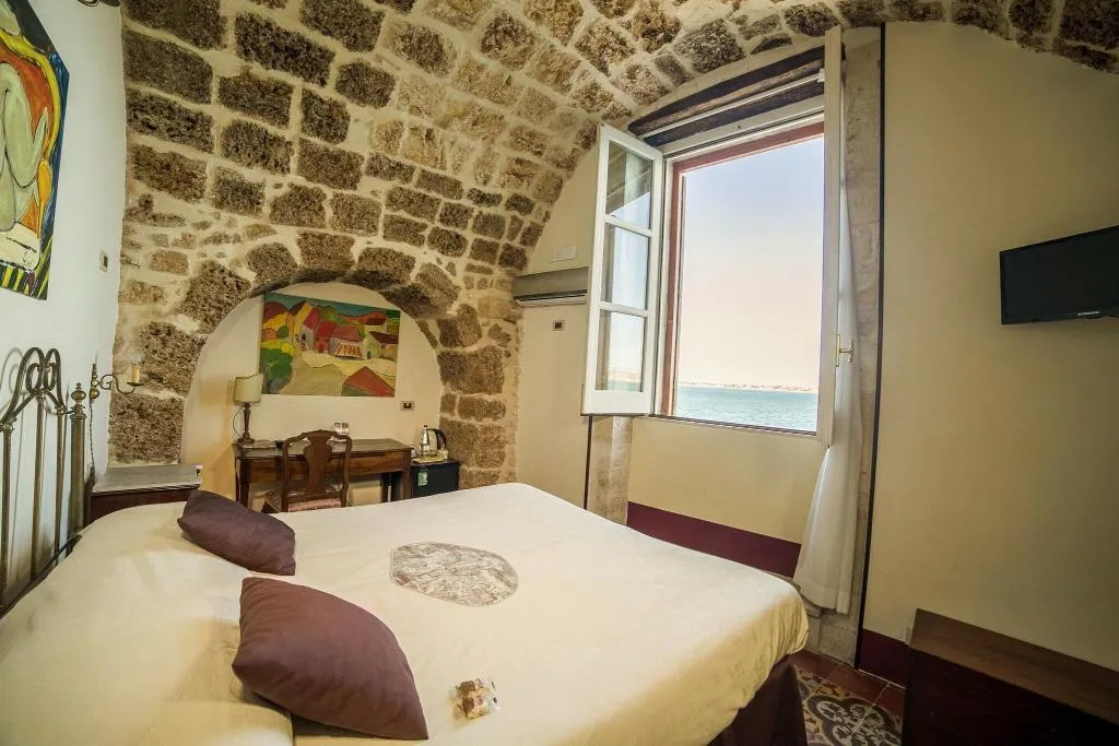 DOUBLE SEA VIEW Room, Charme Henry S House, Catania