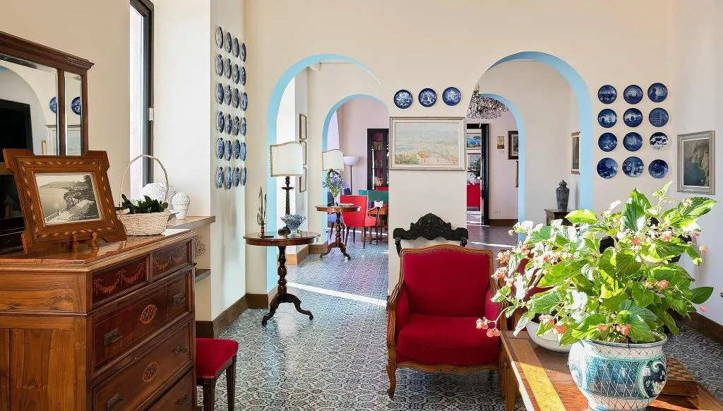 Lobby, Minerva, Naples
