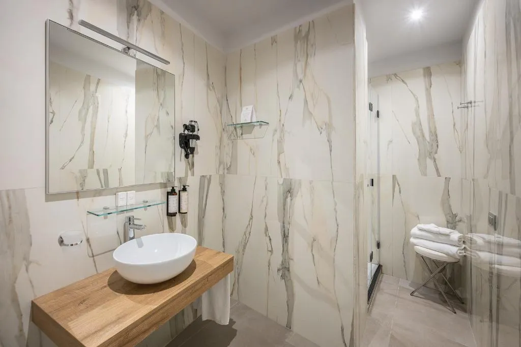 DOUBLE SUPERIOR Room, Caravita, Rome