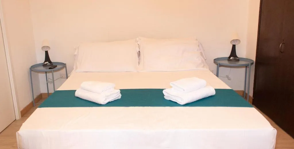 Room, Arthouse, Naples