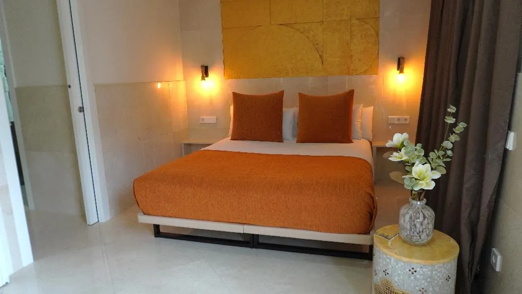 APARTMENT CAPACITY 5 THREE BEDROOM Room, Cosmo Apartments Rambla de Catalunya, Barcelona