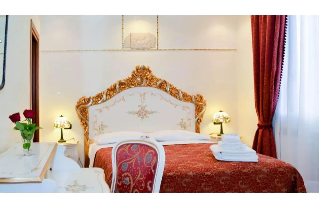 Room, Angeles Inn, Venice