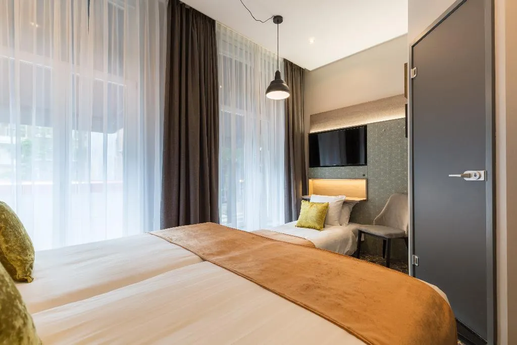 TRIPLE COMFORT Room, Leonardo Hotel Amsterdam Museum Quarter, Amsterdam