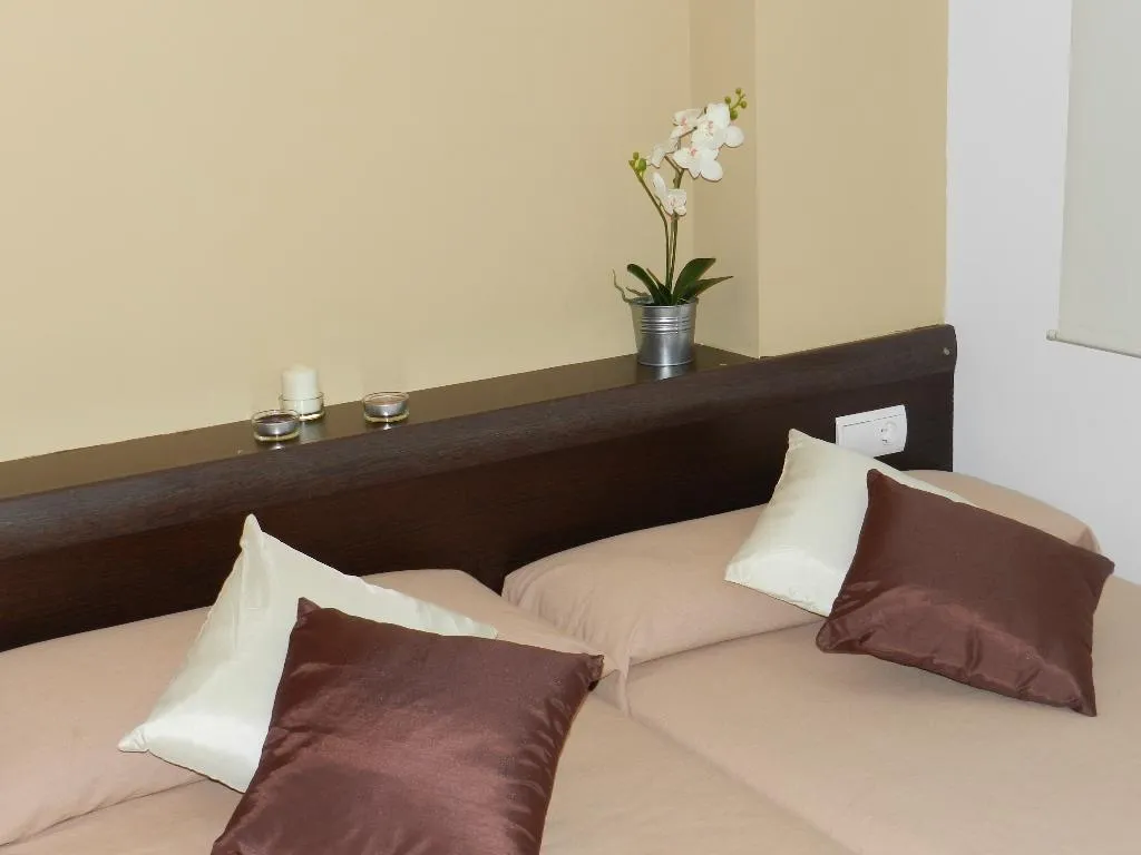 APARTMENT CAPACITY 4 Room, Travessera Parc Guell Apartamentos, Barcelona