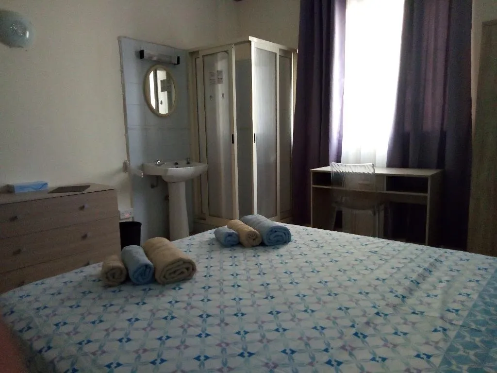 TRIPLE COMFORT Room, Tarona Guesthouse, Malta