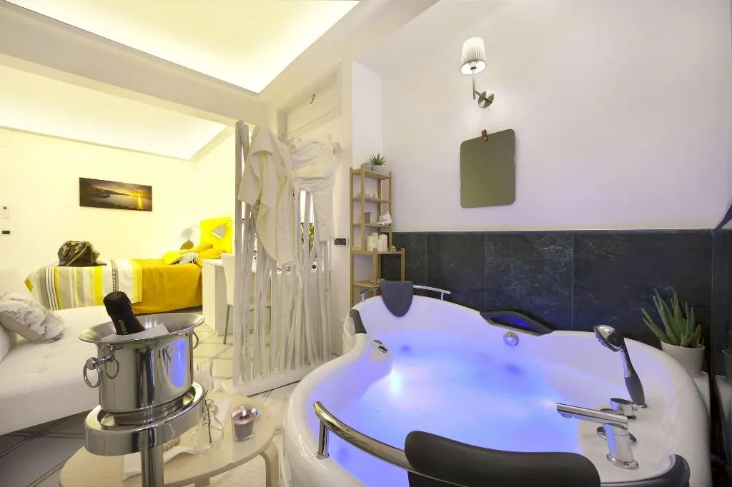 Room, B B Sorrento Central, Naples