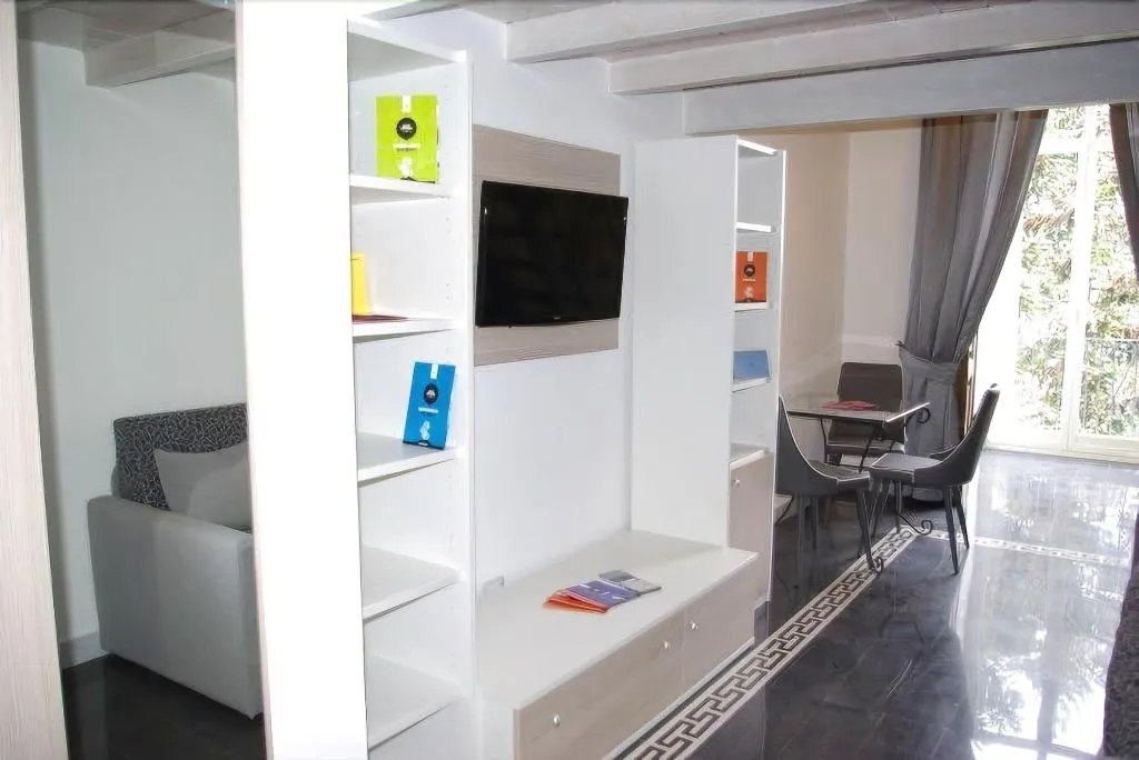 Room, B&B Napolimilionaria, Naples