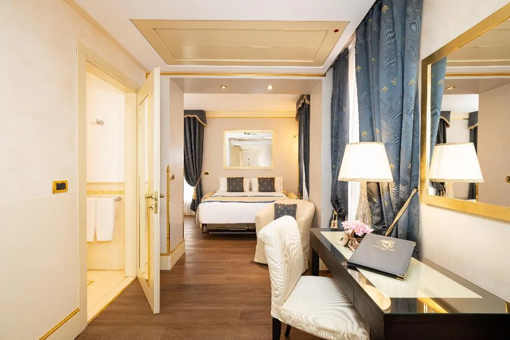 JUNIOR SUITE CAPACITY 3 Room, A La Commedia, Venice