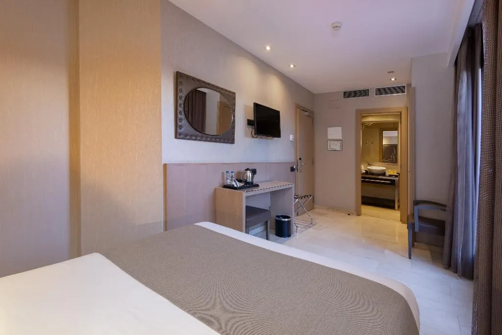 Double or Twin WITH TERRACE Room, Gran Hotel Barcino 4*S, Barcelona