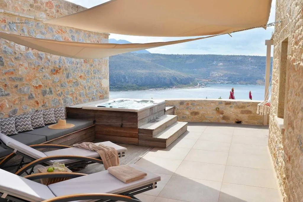 SUITE WITH JACUZZI Room, Akrolithi Boutique Hotel & Suites, Kalamata