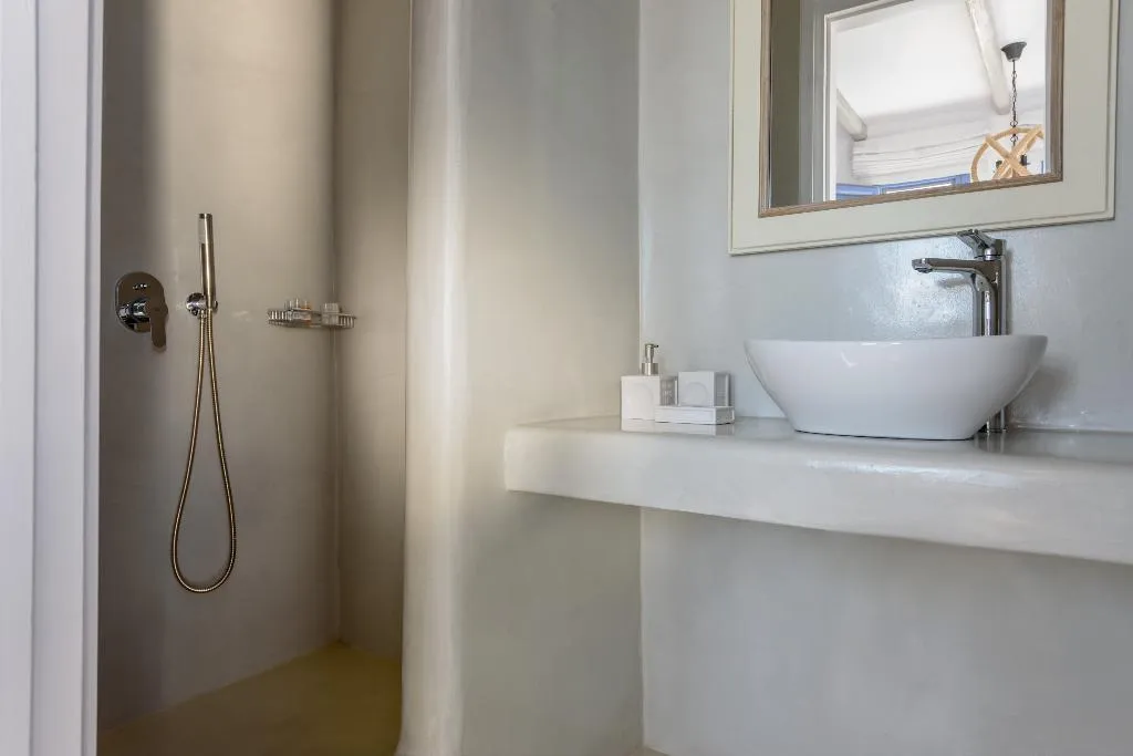 SUITE WITH JACUZZI Room, Kamares Apartments, Santorini