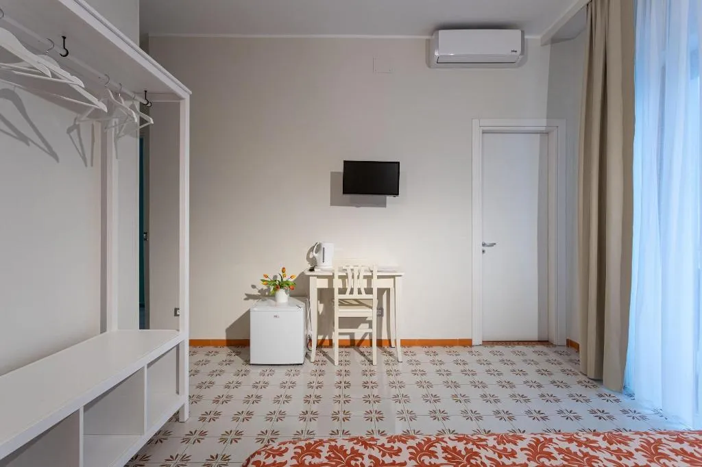 Room, The Reef, Naples