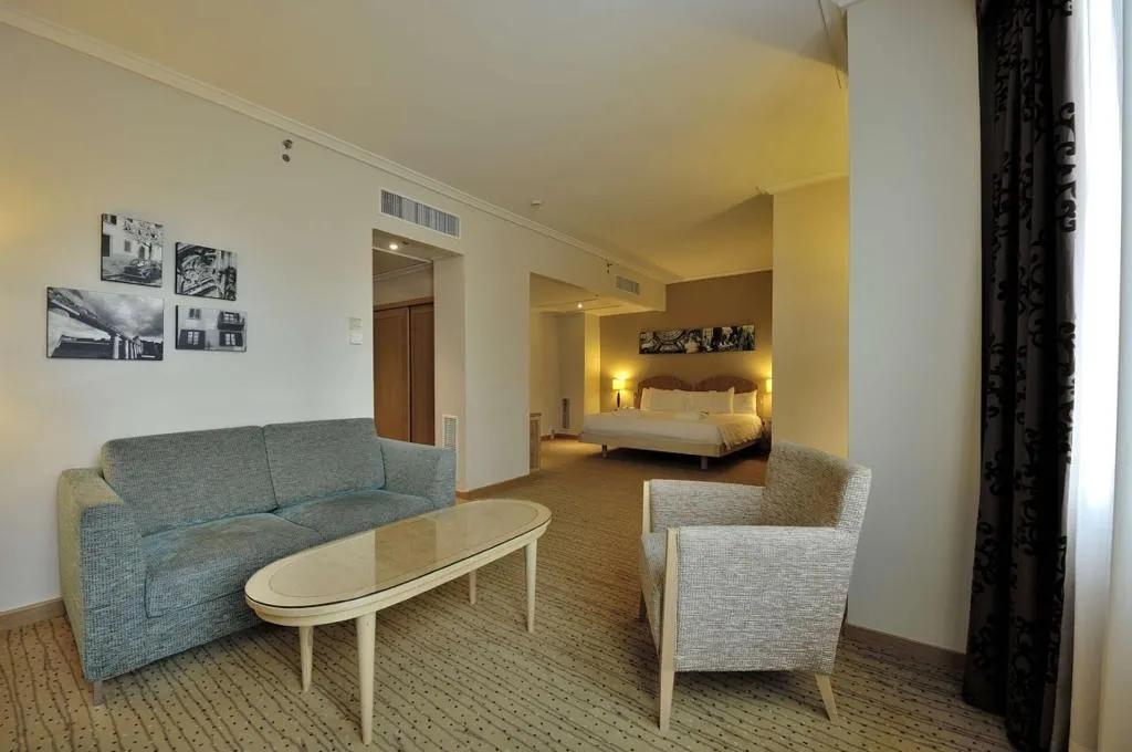 JUNIOR SUITE KING SIZE BED Room, Hilton Milan, Milan