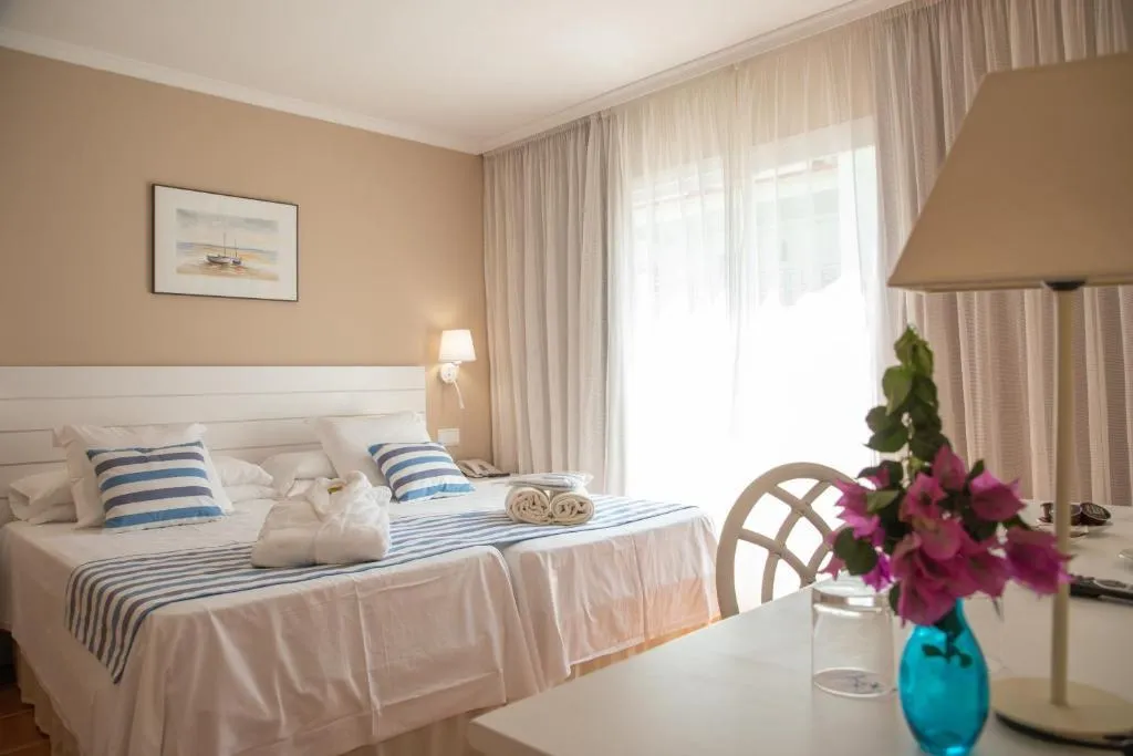 TRIPLE SUPERIOR Room, DWO Les Palmeres, Costa Brava